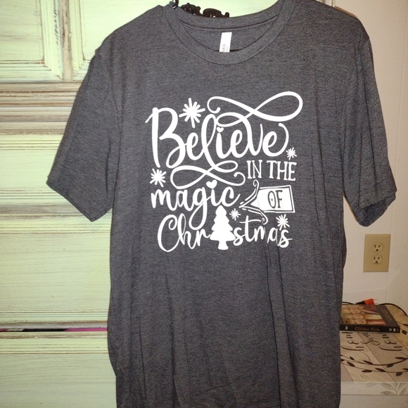 Believe in the magic of Christmas shirt. Gray in multiple sizes - Picture 6 of 7